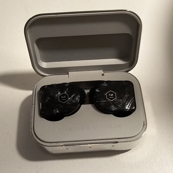 Master & Dynamic MW07 plus earbuds - Picture 9 of 9